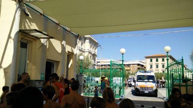 L'arrivo dell'ambulanza ai Pancaldi