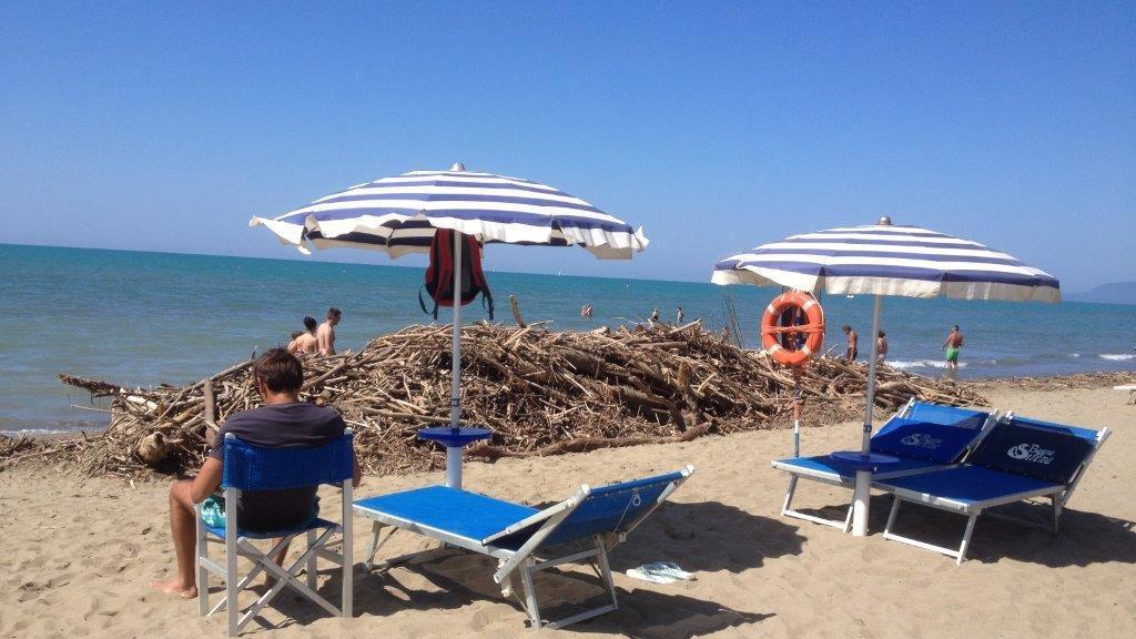 Quintali di legna spiaggiati davanti al bagno Sirena