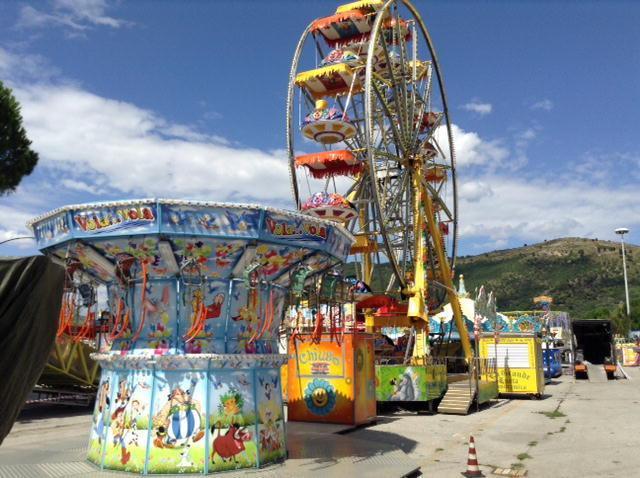 Alcune attrazioni del luna park di viale Marconi
