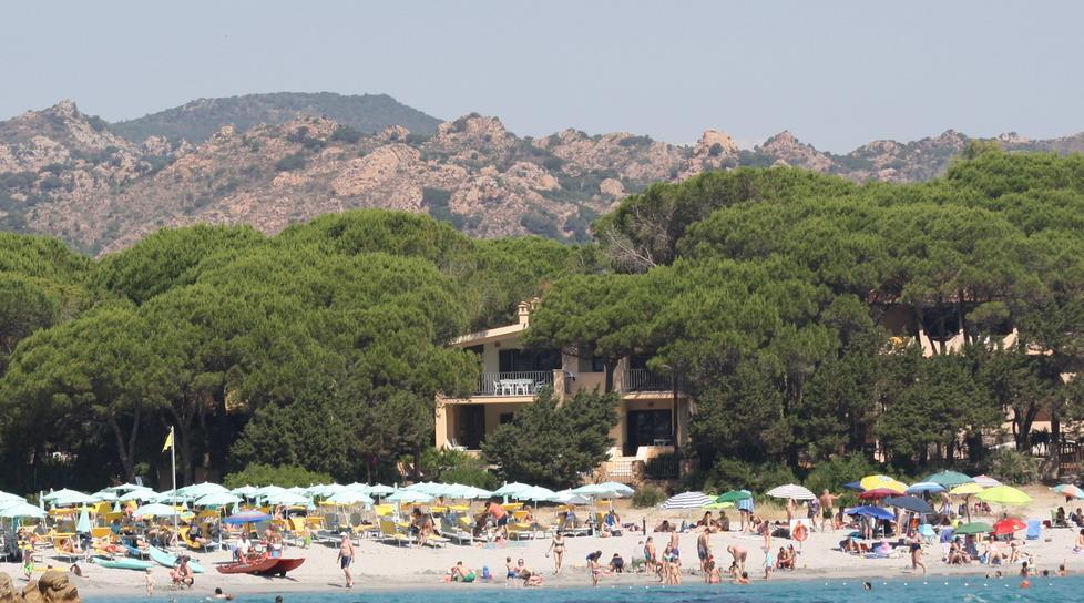 Orosei, mamoiadino ubriaco si denuda in spiaggia e insegue una turista 