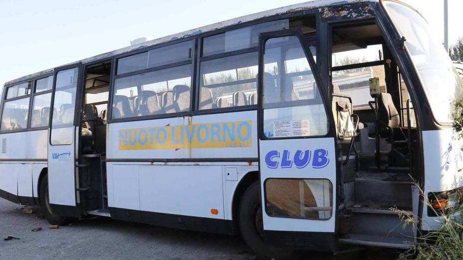 In via dei Materassai, a meno di un chilometro dalla sede di Aamps, anche un pullman abbandonato diventato rifugio dei senzatetto (Pentafoto)