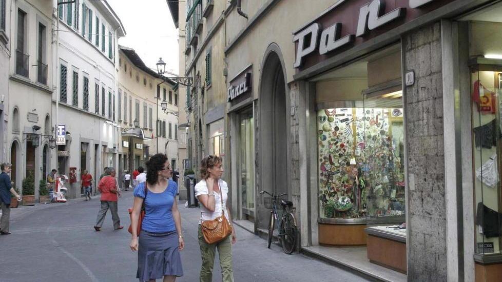 La Palla Grossa “scaccia auto” non piace ai negozianti