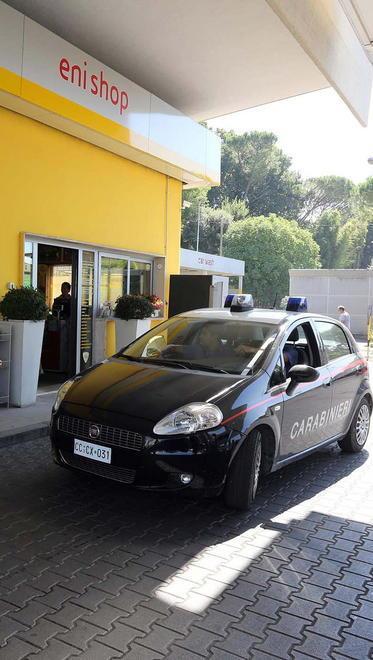 Ladri distratti filmati in azione a volto scoperto 