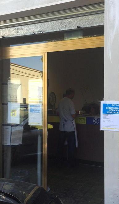 Le poste chiudono: «Dal sindaco e dalla consulta nessun aiuto»