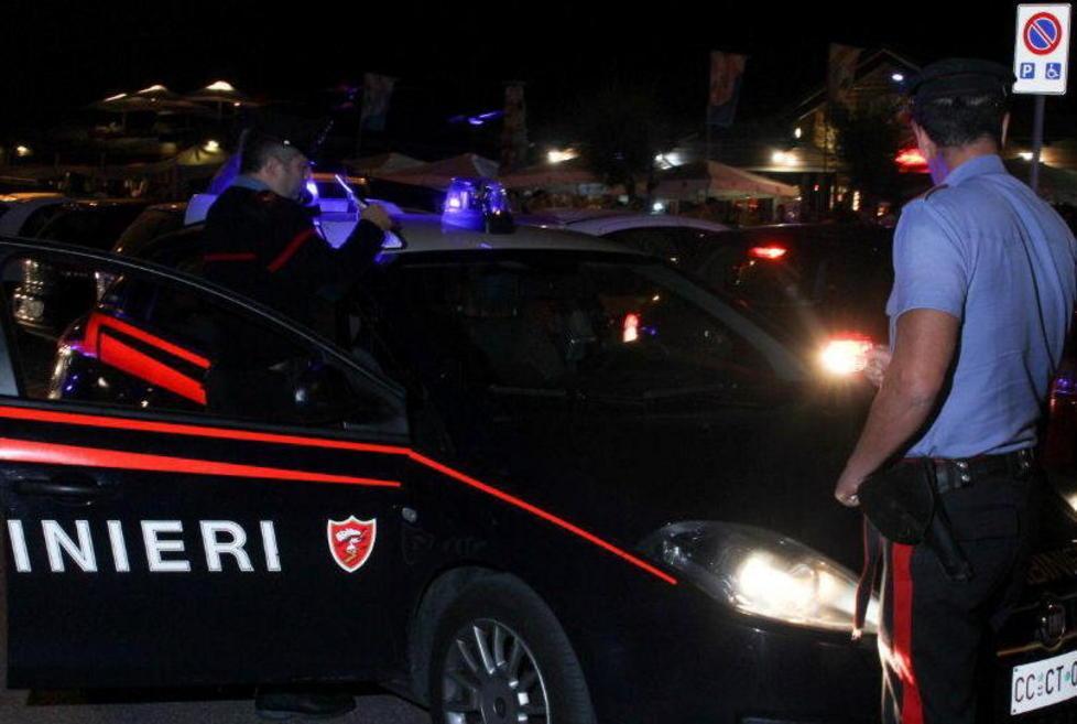 I ladri se ne vanno con le bottiglie di liquori