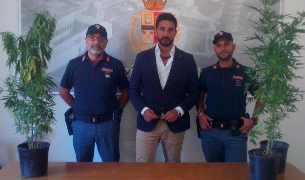 Sorpreso dagli agenti di polizia ad annaffiare la marijuana