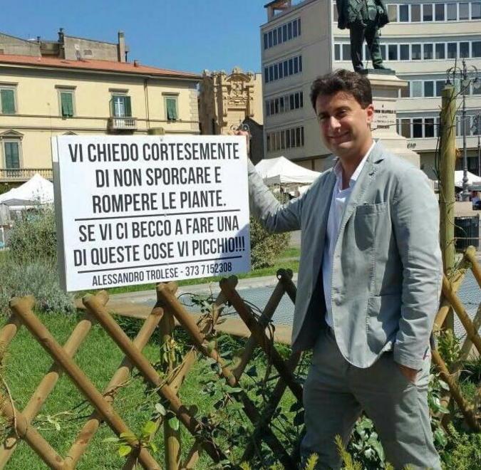 “Non sporcate, sennò vi picchio”