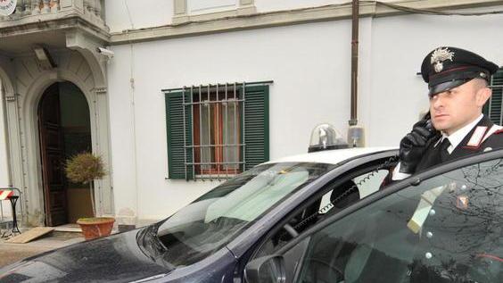 Molesta l’ex amante che è padre di sua figlia