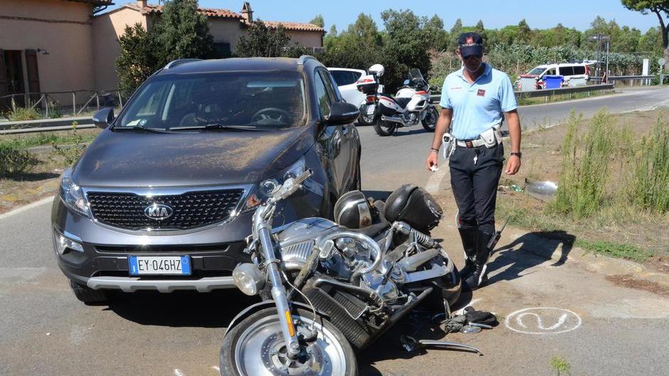 Harley Davidson frena, sbanda e finisce nel rondò