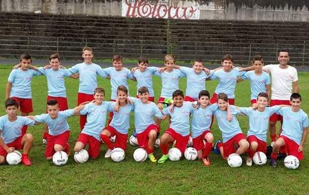 Gli Esordienti del Piazza al Serchio affiliati al Tau Calcio Altopascio 