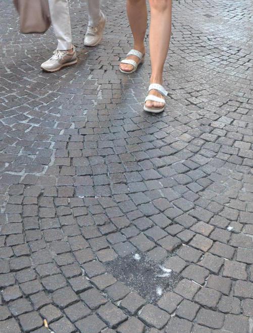 Nel selciato antico, toppe di bitume 
