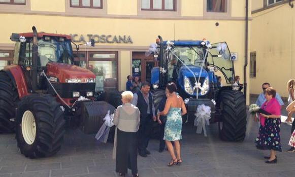 Al matrimonio con il trattore