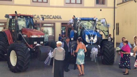 Al matrimonio con il trattore