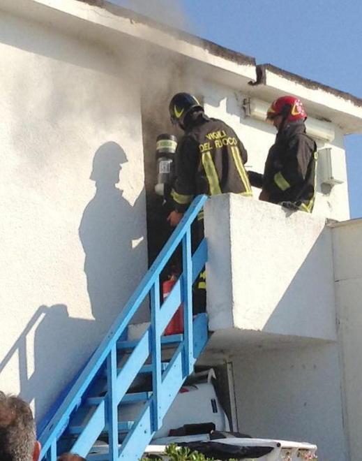 Incendio ai Lido lo stabilimento resta senza luce 