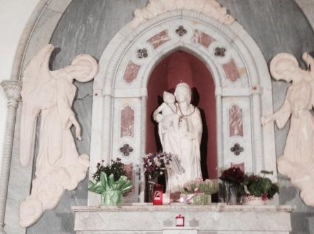 Una statua della Madonna sulla via di Gonare 
