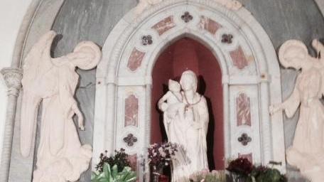 Una statua della Madonna sulla via di Gonare