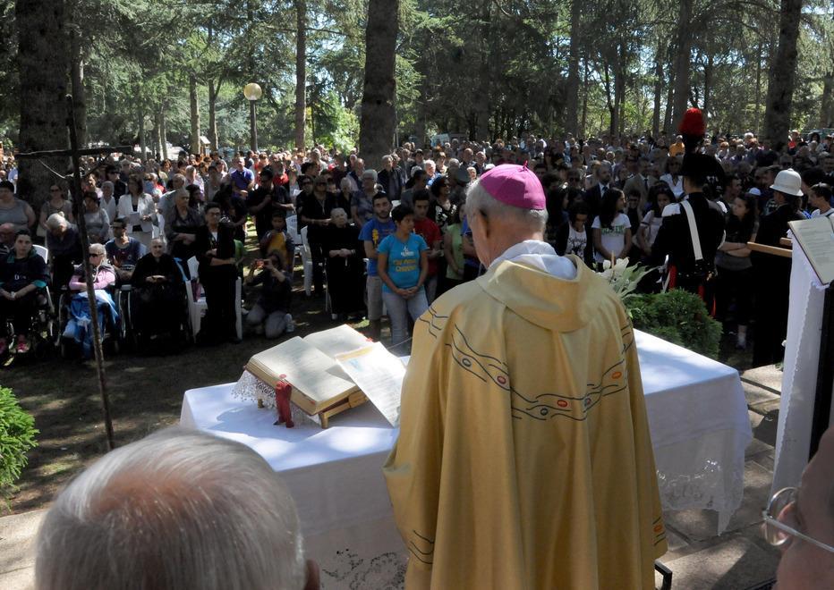Duemila fedeli al Monte per l’omaggio al Redentore 