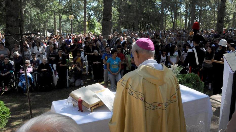 Duemila fedeli al Monte per l’omaggio al Redentore