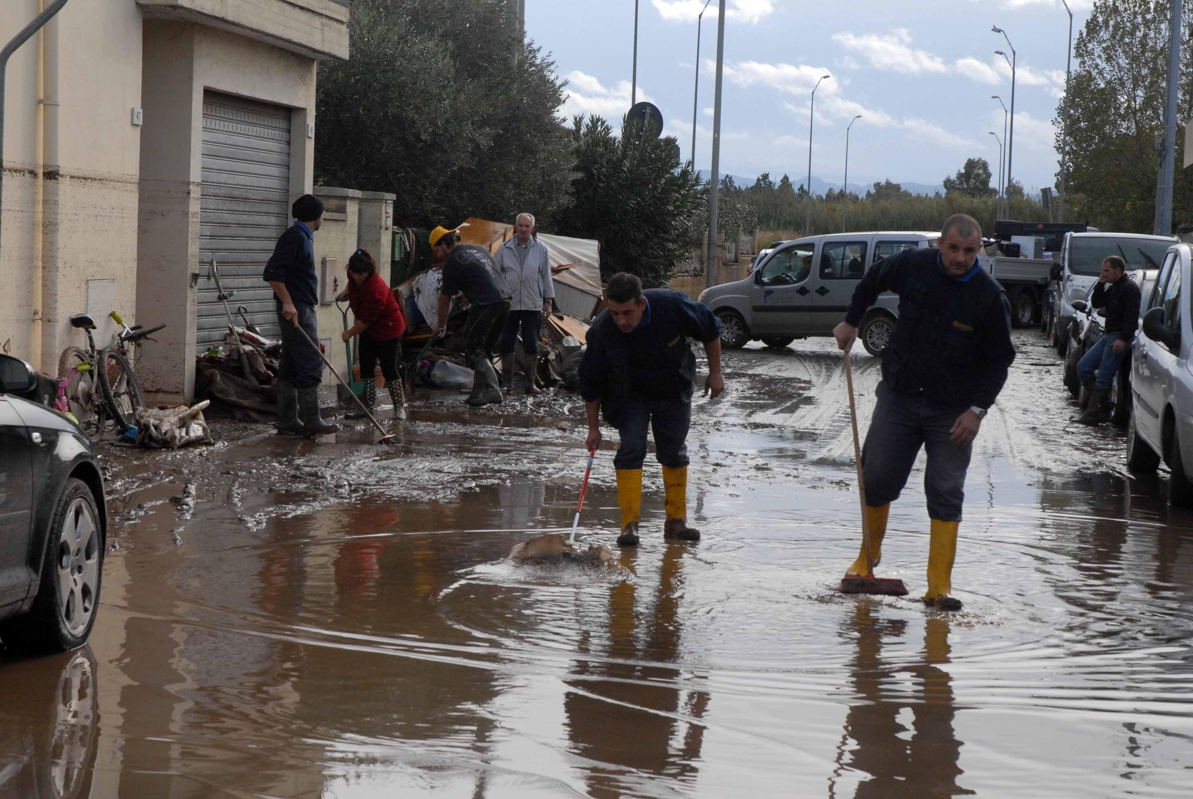 Volontari al lavoro durante l'alluvione del 2013 a Olbia