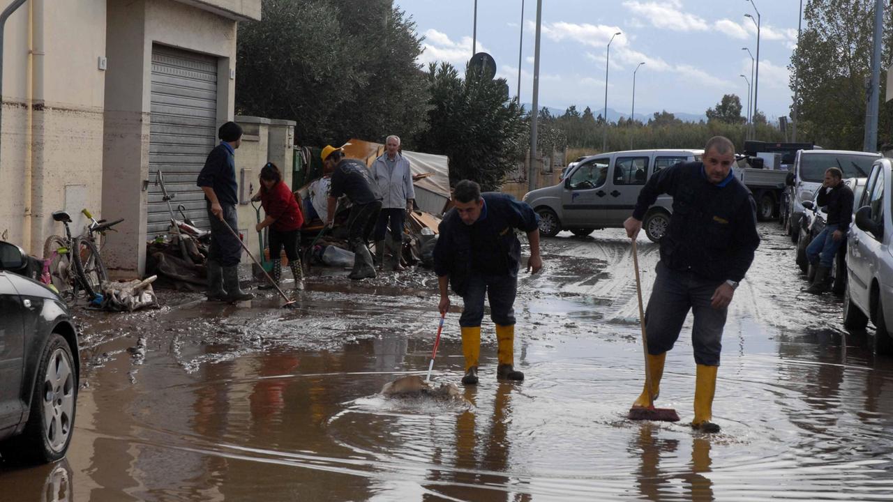 Volontari al lavoro durante l'alluvione del 2013 a Olbia