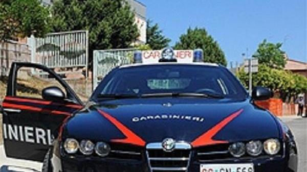 Si cosparge di benzina e minaccia di darsi fuoco: salvato dai carabinieri