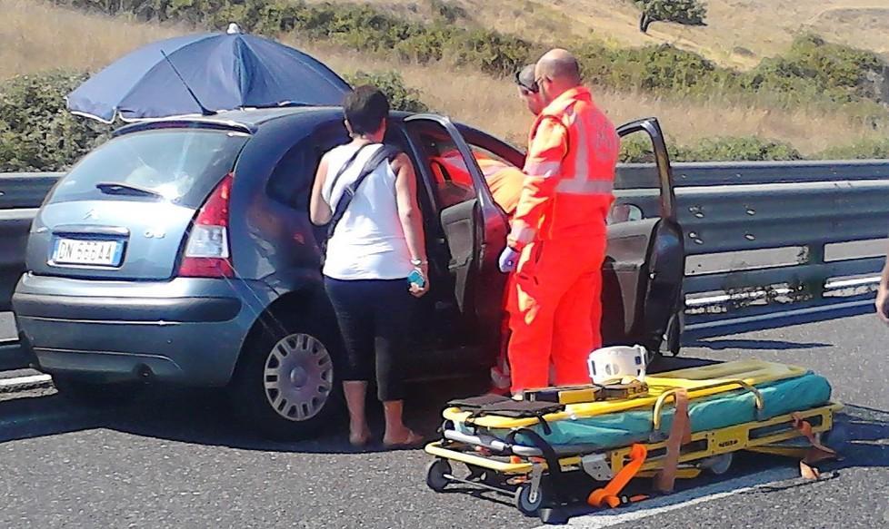 Ha un malore mentre guida, la moglie ferma l’auto in corsa 