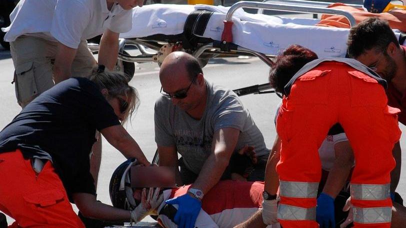 Cade sul dosso artificiale, ferito ciclista