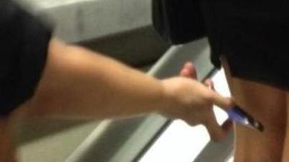 Filma col telefonino le turiste sotto la gonna: denunciato per violenza sessuale