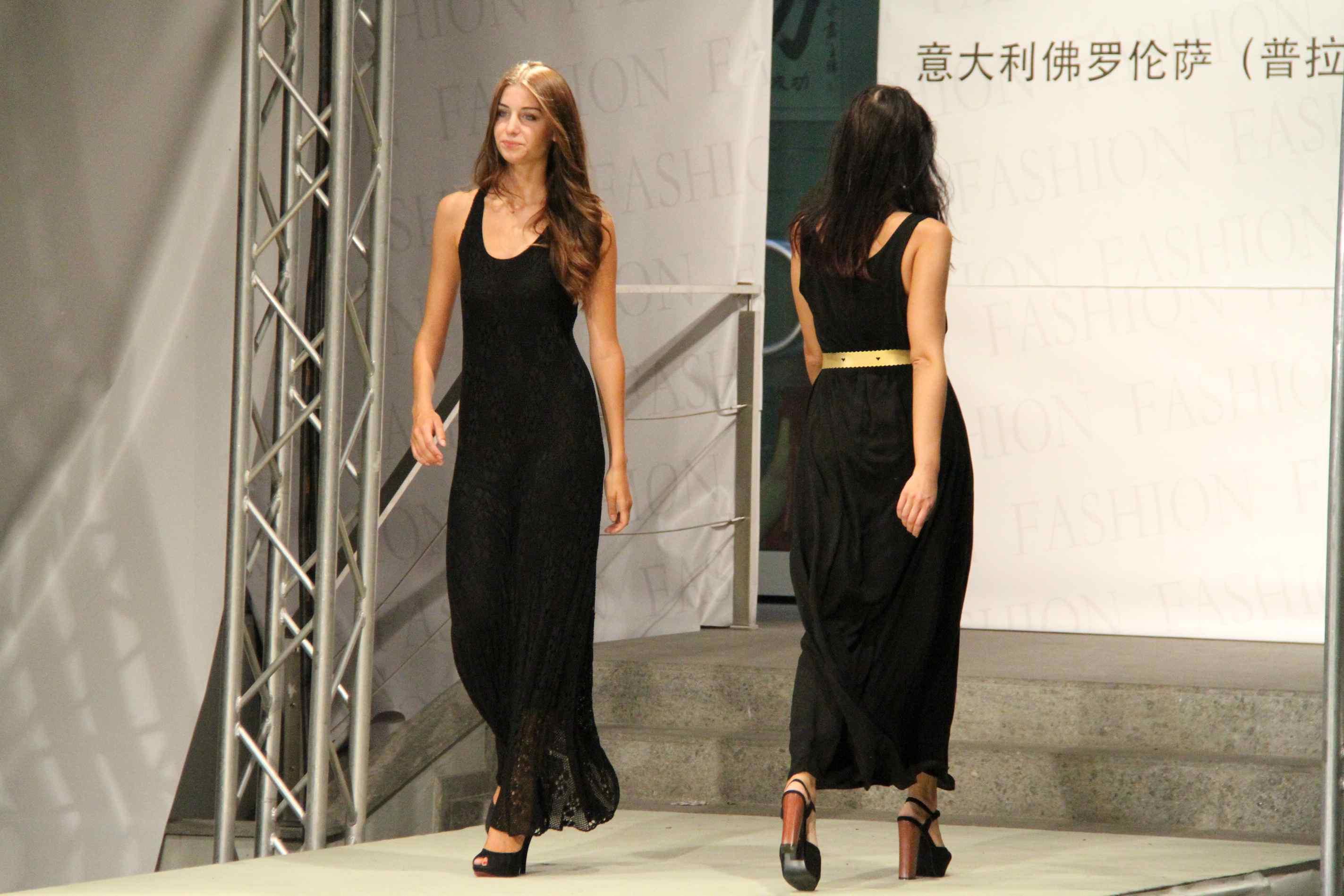 Due modelle sulla passerella di Mondo Moda (foto Batavia)