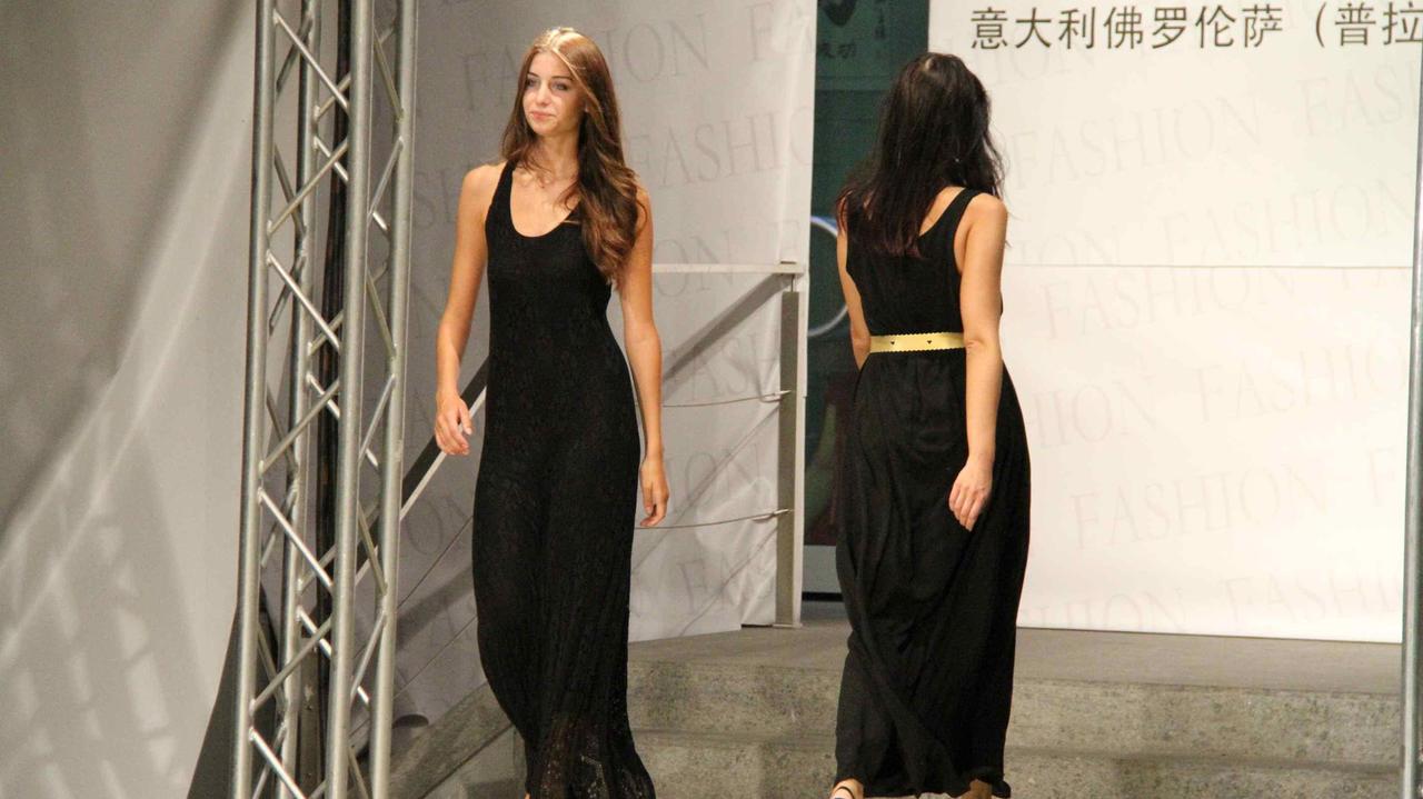 Due modelle sulla passerella di Mondo Moda (foto Batavia)