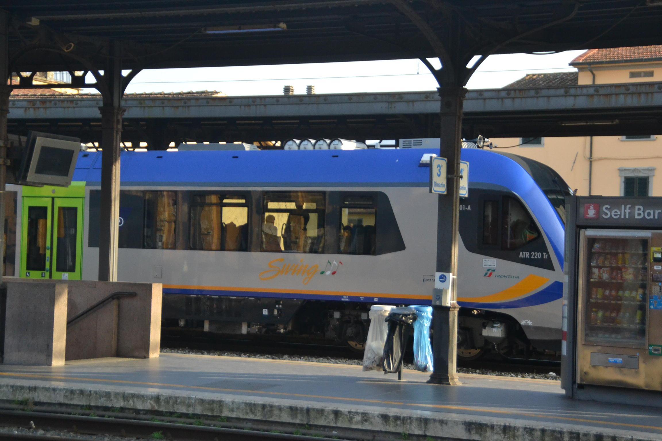 La partenza di "Swing", il treno diesel che serve la tratta Lucca-Aulla