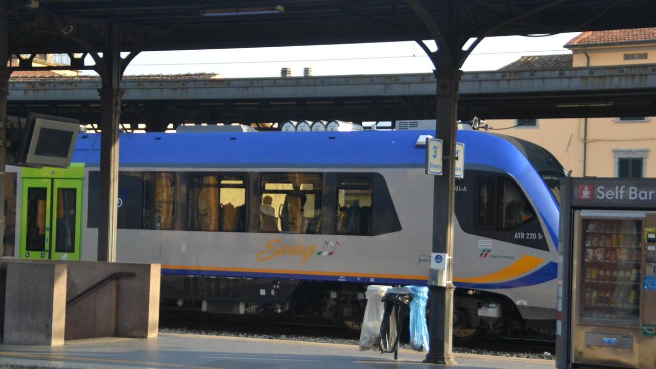La partenza di "Swing", il treno diesel che serve la tratta Lucca-Aulla