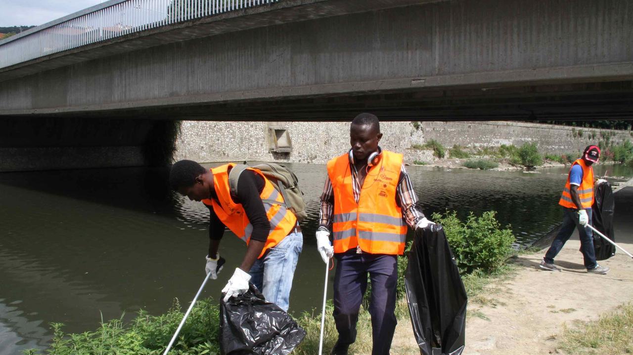 Un gruppo di migranti impiegati in lavori socialmente utili