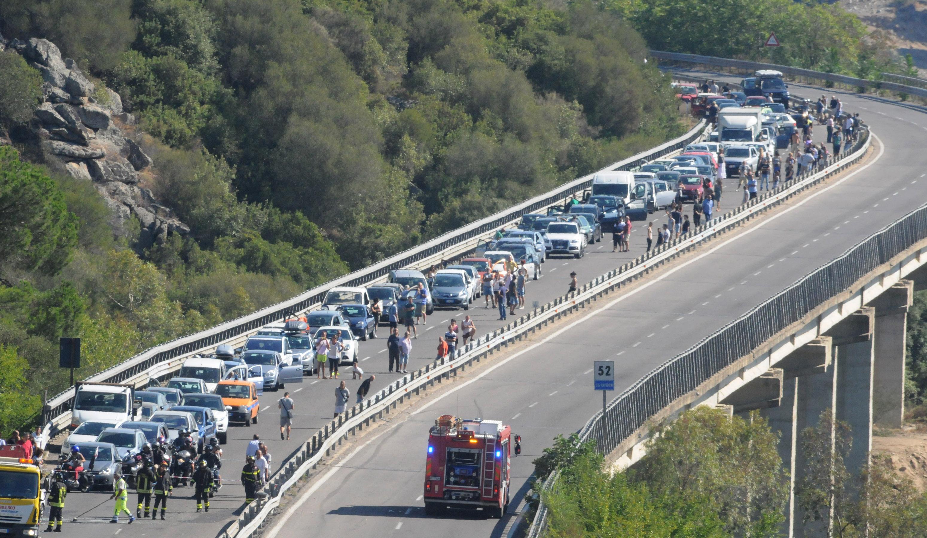 L'incidente e la coda di auto sulla statale 131 Dcn