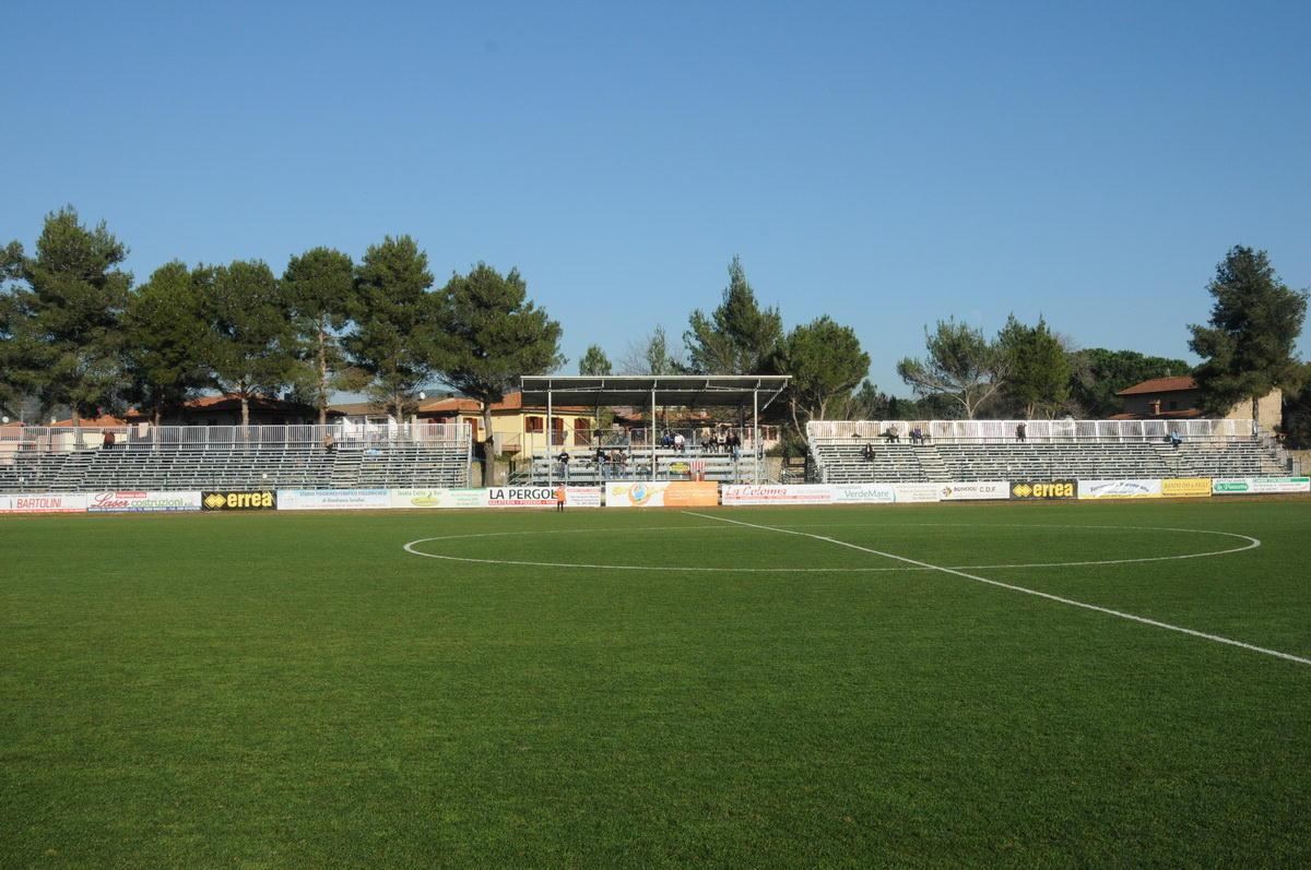 Lo stadio Malservisi-Matteini di Gavorrano che ospiterà l'amichevole del 3 settembre (foto Giorgio)