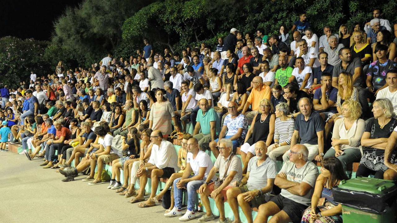 Il pubblico che ha riempito la tribunale nella serata finale del torneo (PaBar)