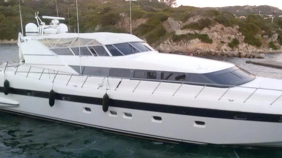 Lo yacht che ha speronato a Santa Teresa un tragetto della Saremar