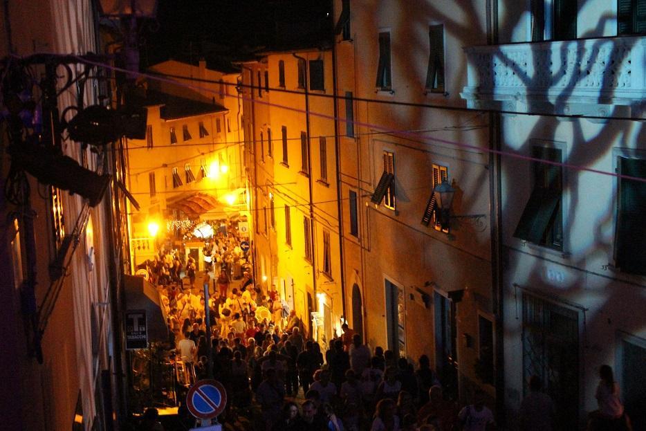 Il pubblico nel centro storico di Castagneto per Sognambula