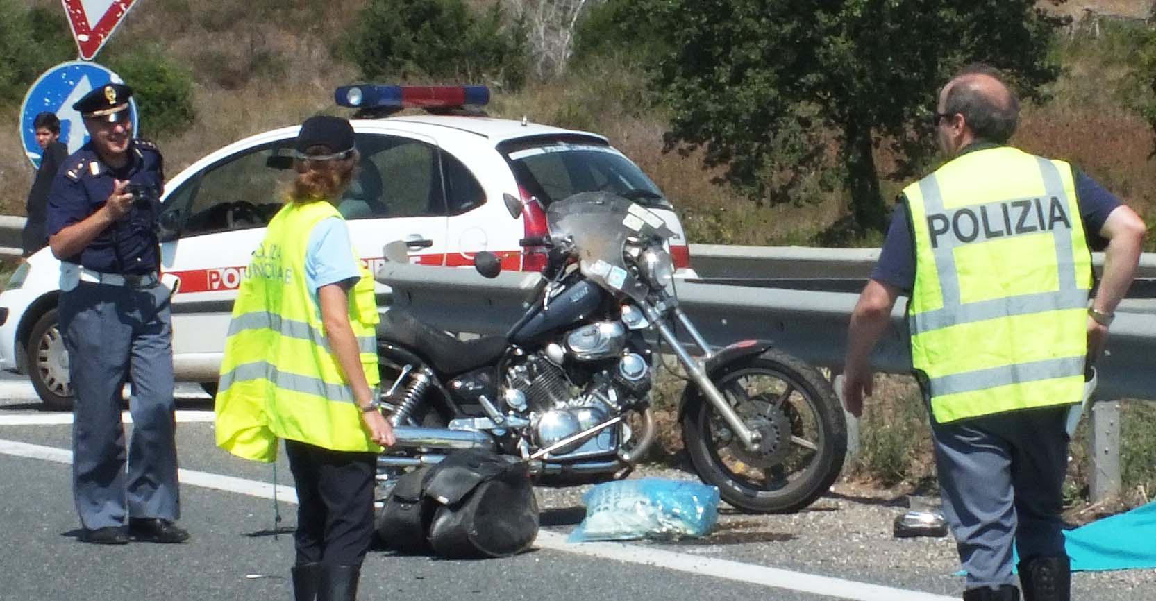 La moto su cui viaggiava l'uomo rimasto ucciso finendo contro il guardrail  (foto Paolo Barlettani)