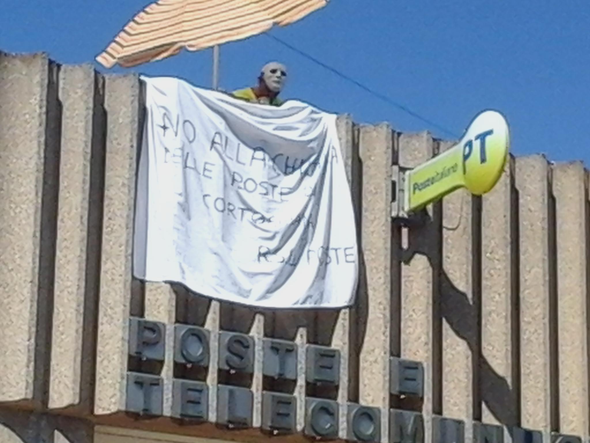 L'occupazione simbolica del tetto dell'edificio postale