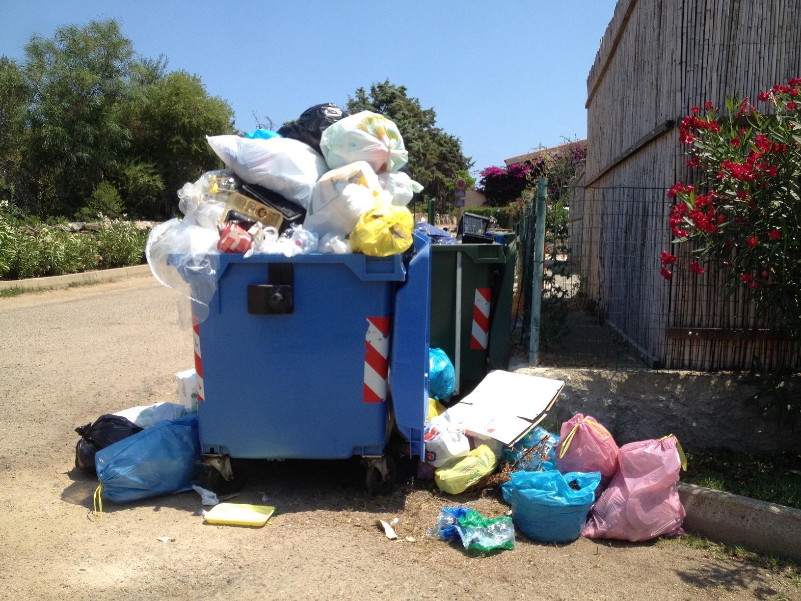 Cumuli di rifiuti abbandonati nella spiaggia di Bados
