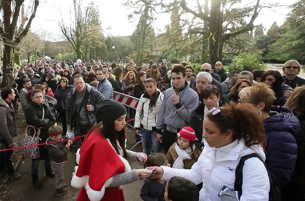 Persone in attesa di entrare nella Casa di Babbo Natale (foto Nucci)