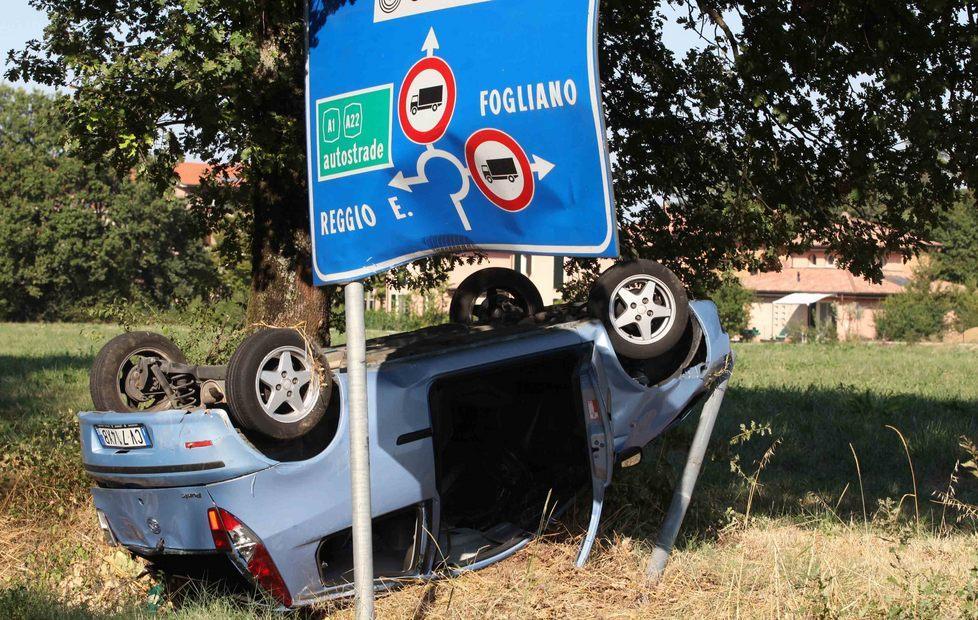Vola fuori strada ruote all’aria, illesa la guidatrice 
