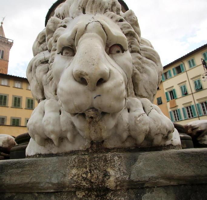 Fontana dei Leoni tra sporcizia e malfunzionamenti