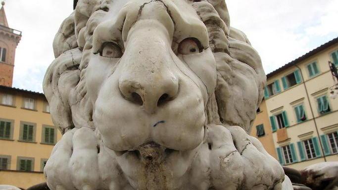 Fontana dei Leoni tra sporcizia e malfunzionamenti