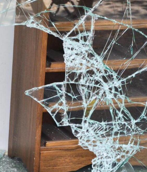 Lanciano la fioriera contro una vetrina
