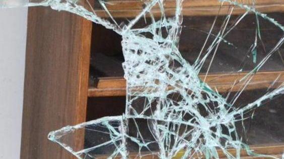 Lanciano la fioriera contro una vetrina