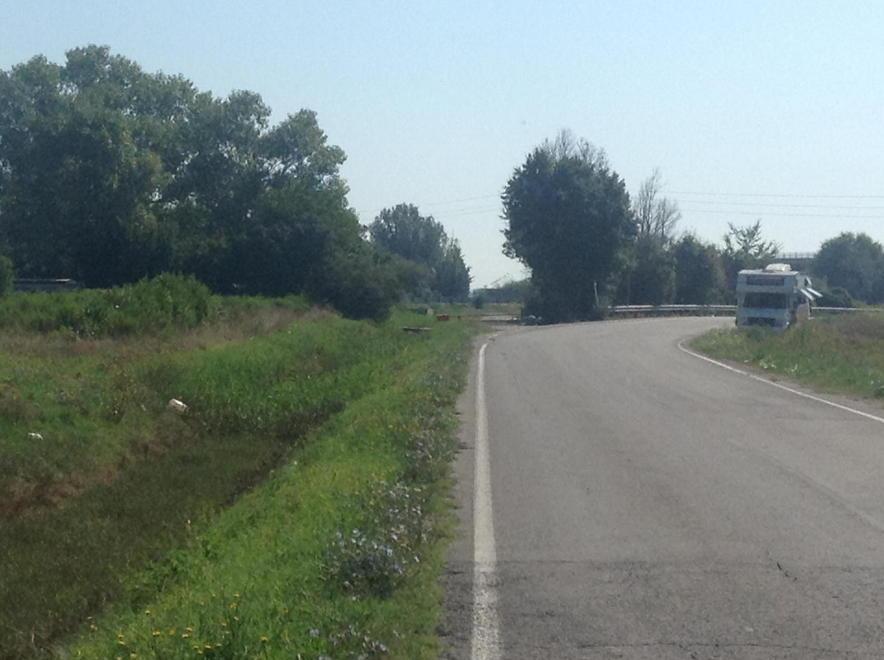 Camper in sosta lungo via Fosso Vecchio 