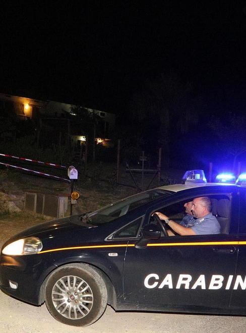 Scopre i ladri in casa e li mette in fuga 