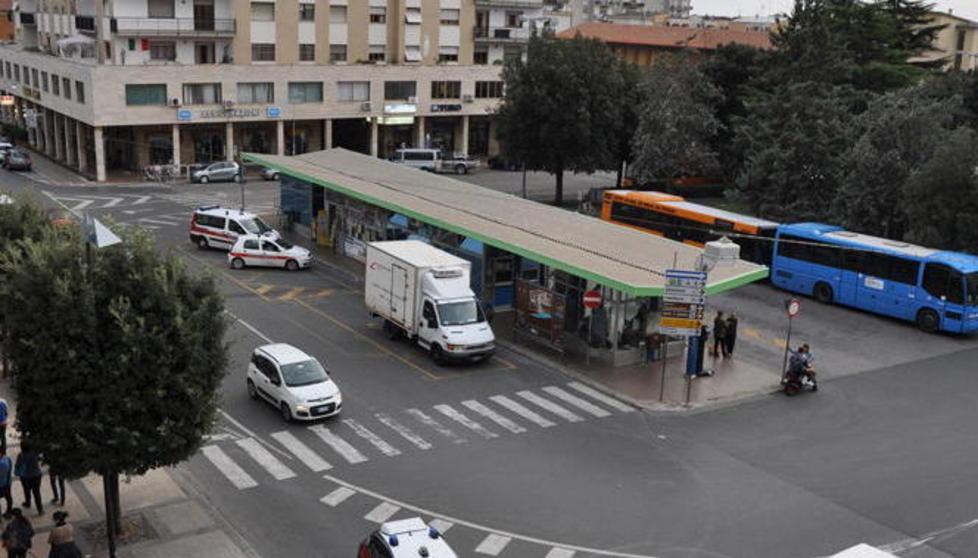 Il pieno di elettricità si farà in piazza da una colonnina 